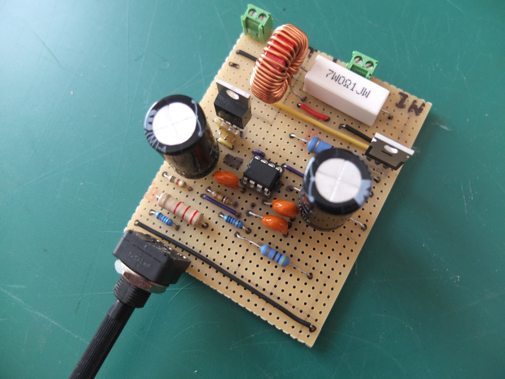 Image article, Photo du montage électronique avec les composants en place. Les bandes de cuivre ne sont pas visibl