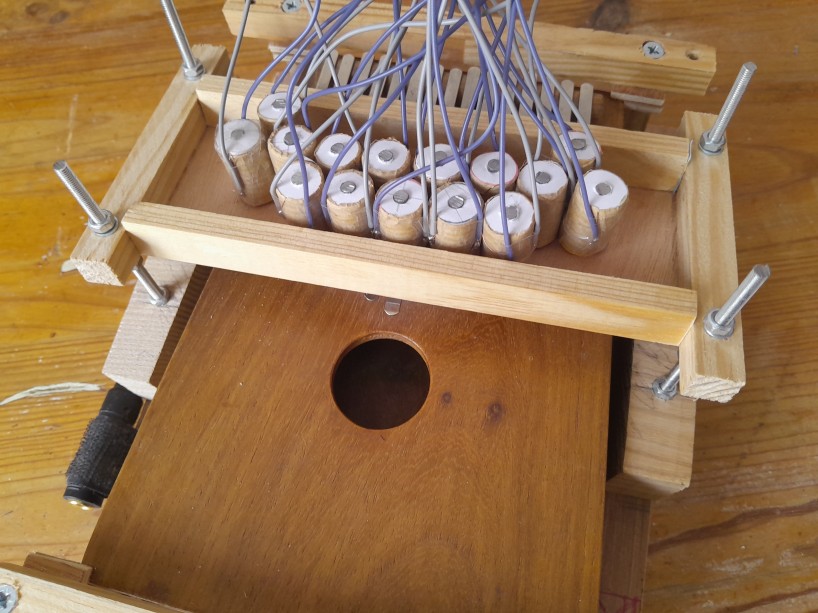 Image article, Les quinze lames de l'instrument ont maintenant leur actionneur électromécanique.