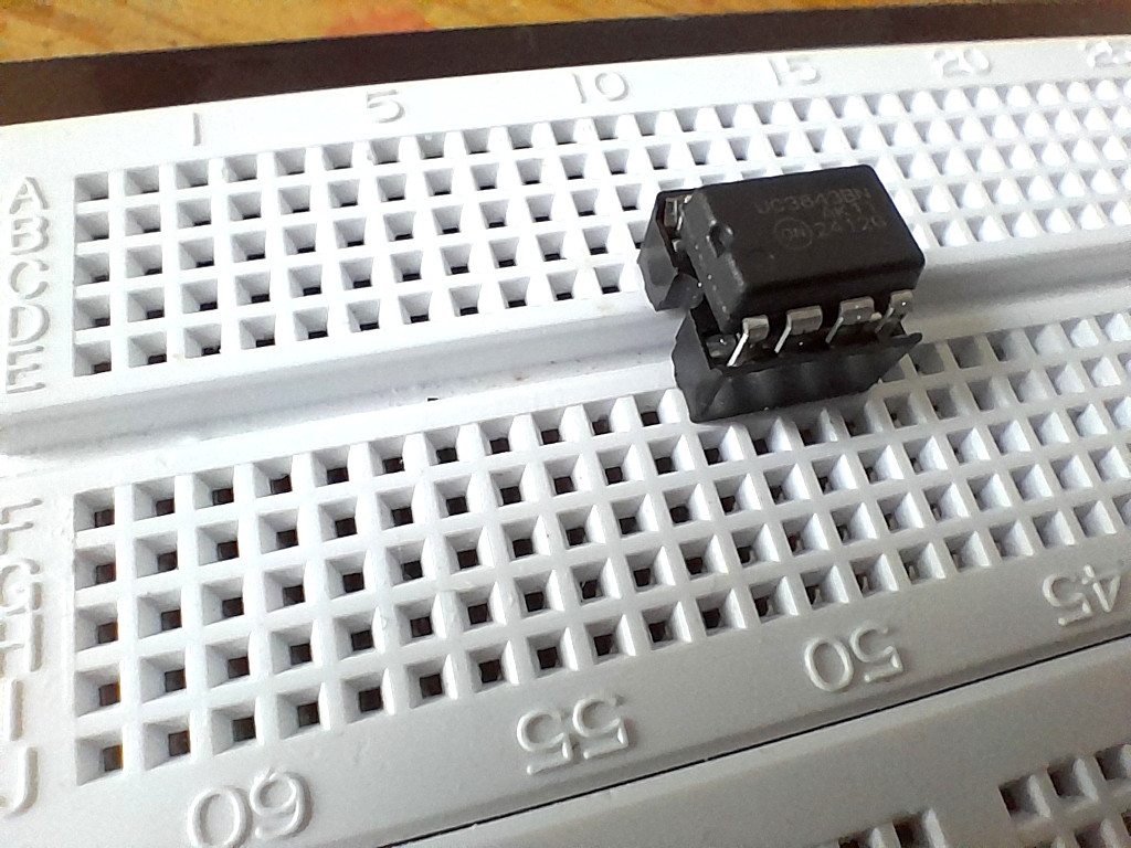 Image article, Circuit intégré UC3843 sur une carte de prototypage
