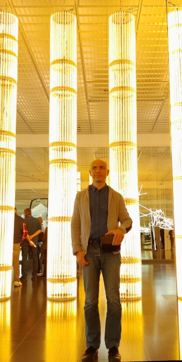 Image article, Autoportrait au centre Pompidou Metz
Expo Cerith Wyn Evans, Lueurs empruntées, 2025